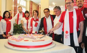Gründer Reinhard Heiserer (r.) beim Anschneiden der 'Geburtstagstorte'. 
