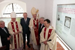 v.l.n.r: Bürgermeister Franz Dobusch, Bischof Ludwig Schwarz, Dr. Hermann Bell, Kardinal Christoph Schönborn, Landeshauptmann Josef Pühringer und Kirchenrektor P. Michael Meßner SJ