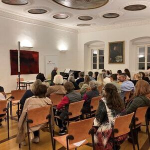 Rudolf Habringer in der Bibliothek Buchkirchen