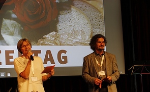 Feiertag 2019_Hier arbeitet ein Mensch