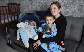 Marija Smirnow lebt in Witebsk und kümmert sich nach dem Tod ihres Mannes allein um ihre zwei Kinder. Hilfe bekommt sie von Mutter, Schwiegermutter und Caritas.