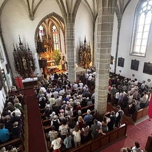 Eine fast bis zum letzten Platz gefüllte Kirche zeigt die Lebendigkeit der Pfarrgemeinde Ried